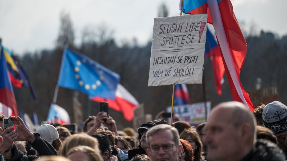 Lidé se sešli na Letenské pláni na shromáždění Milionu chvilek pro demokracii. (21.3.2026)