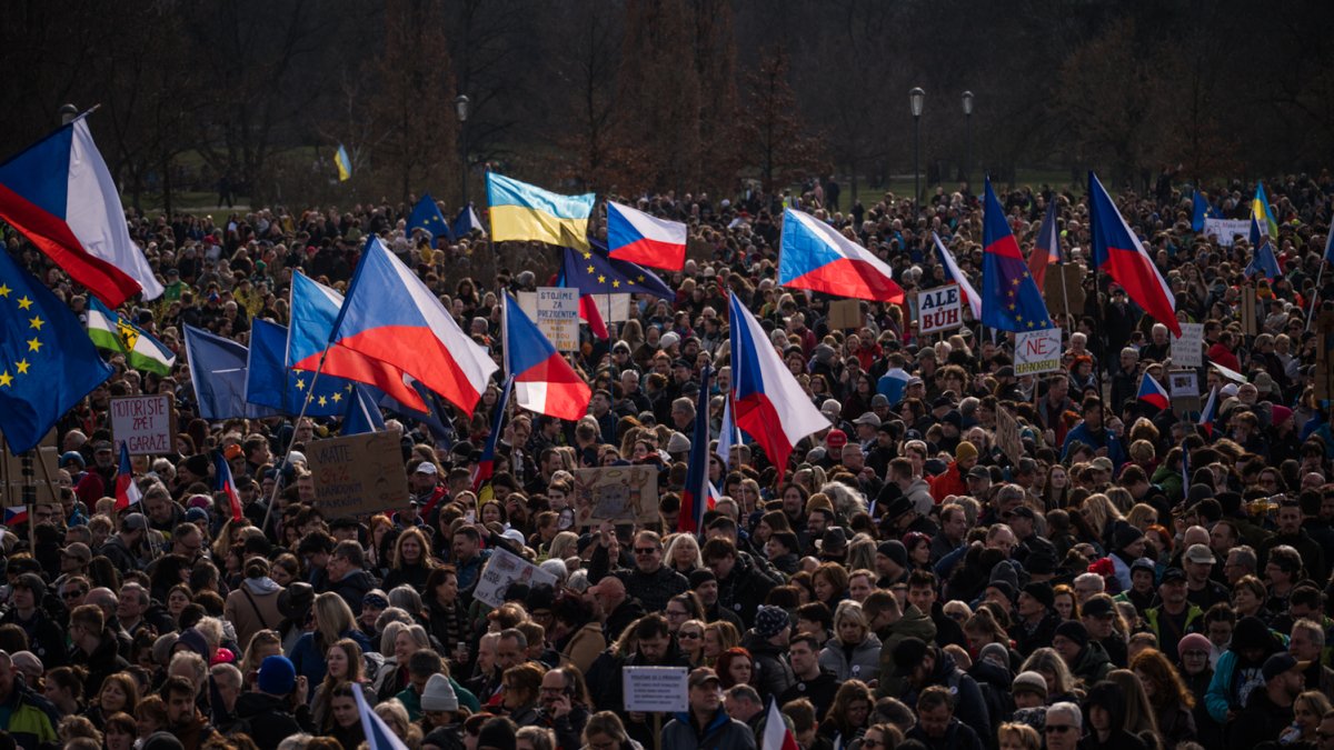 Lidé se sešli na Letenské pláni na shromáždění Milionu chvilek pro demokracii. (21.3.2026)