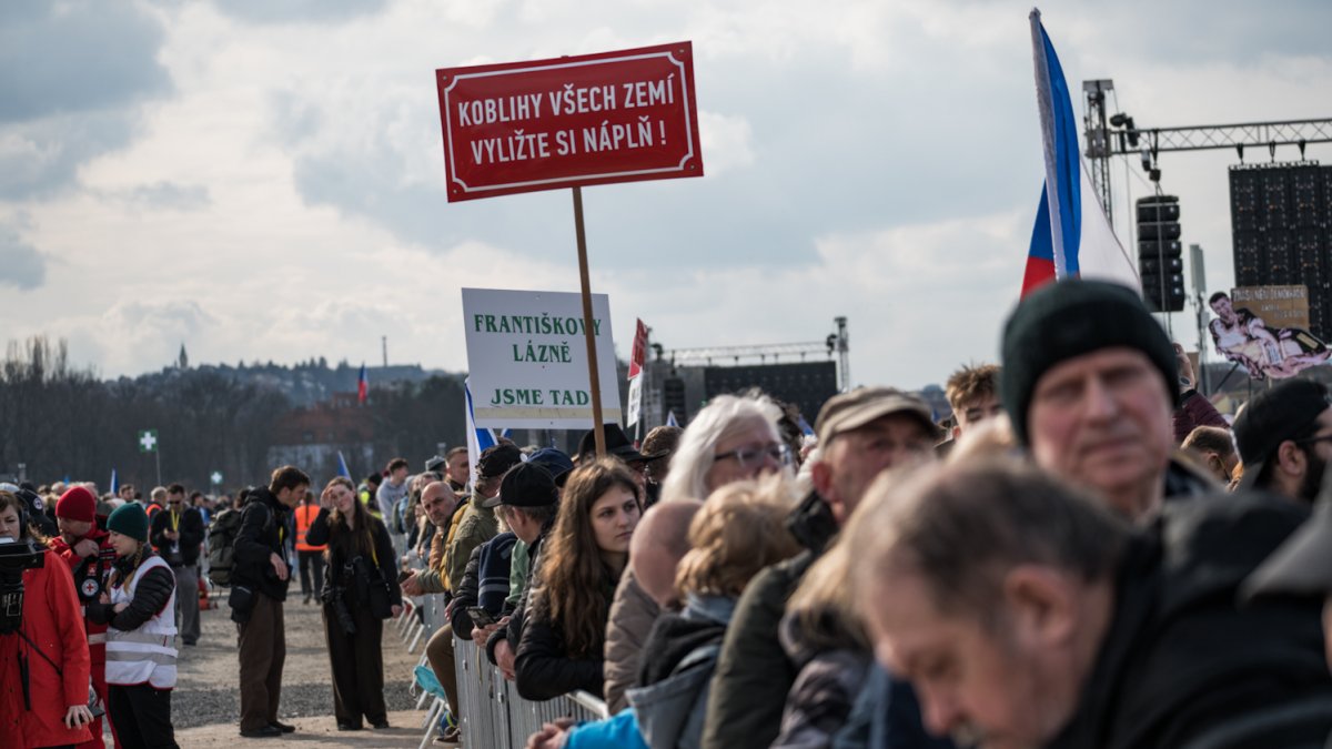 Lidé se sešli na Letenské pláni na shromáždění Milionu chvilek pro demokracii. (21.3.2026)
