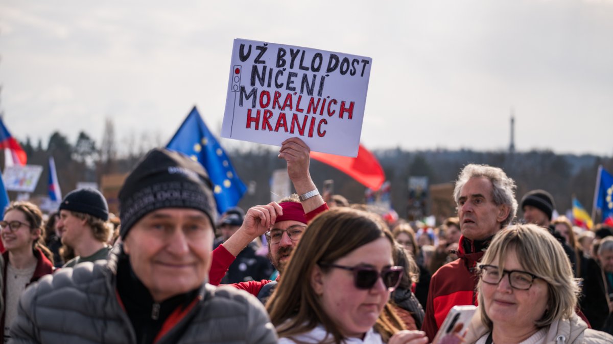Lidé se sešli na Letenské pláni na shromáždění Milionu chvilek pro demokracii. (21.3.2026)