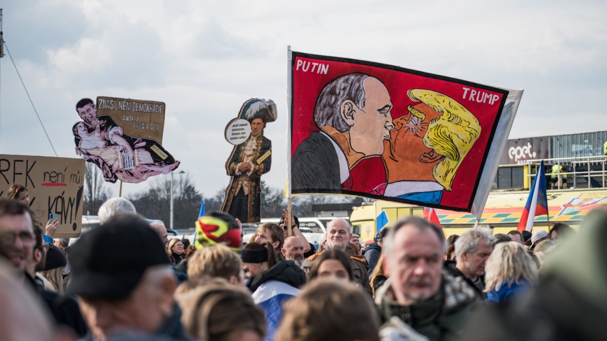 Lidé se sešli na Letenské pláni na shromáždění Milionu chvilek pro demokracii. (21.3.2026)