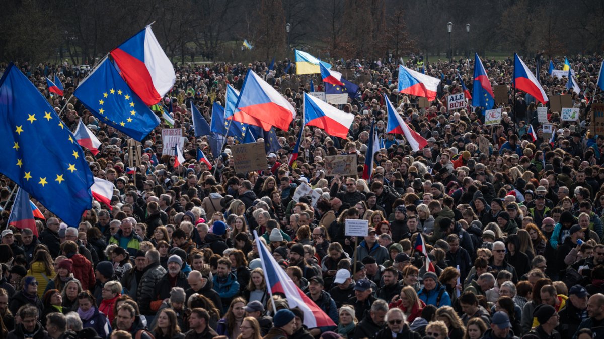Lidé se sešli na Letenské pláni na shromáždění Milionu chvilek pro demokracii. (21.3.2026)