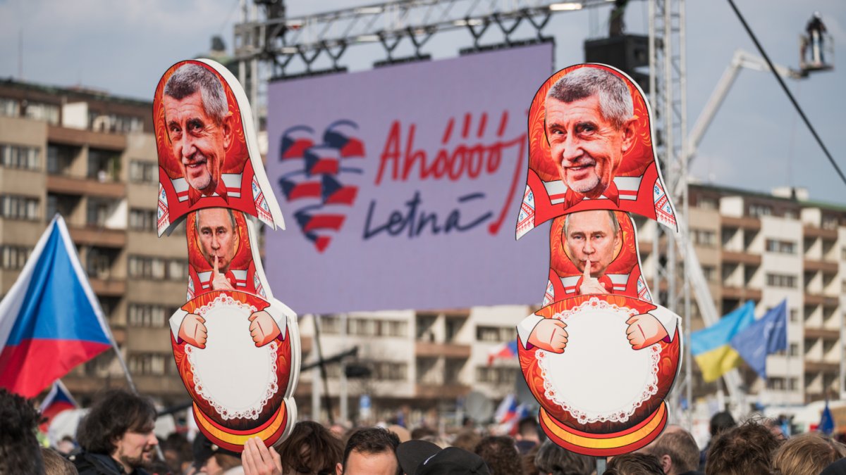 Lidé se sešli na Letenské pláni na shromáždění Milionu chvilek pro demokracii. (21.3.2026)