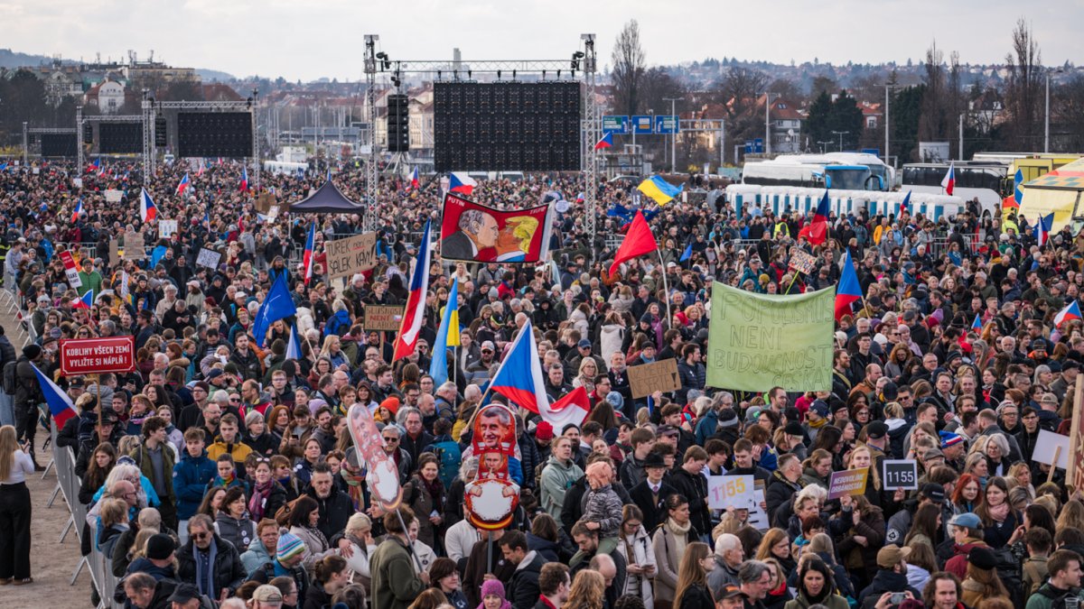Lidé se sešli na Letenské pláni na shromáždění Milionu chvilek pro demokracii. (21.3.2026)