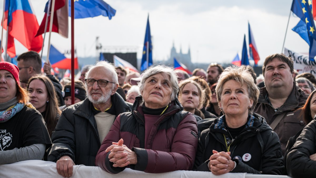 Lidé se sešli na Letenské pláni na shromáždění Milionu chvilek pro demokracii. (21.3.2026)