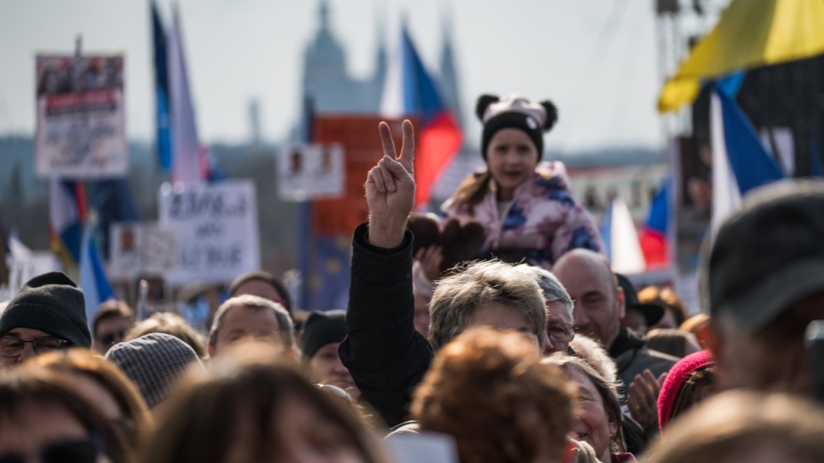 Lidé se sešli na Letenské pláni na shromáždění Milionu chvilek pro demokracii. (21.3.2026)