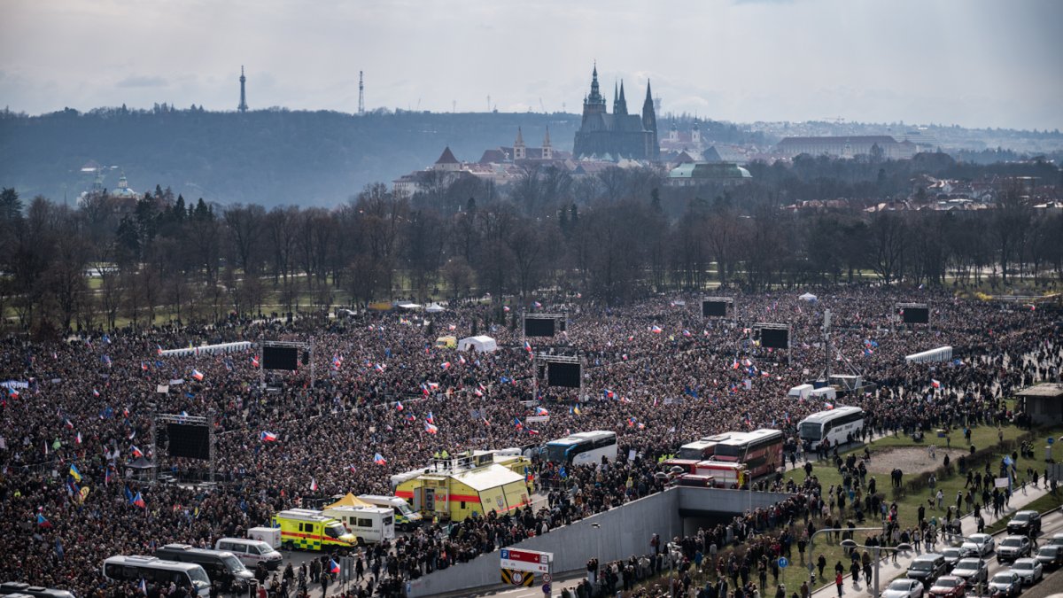 Lidé se sešli na Letenské pláni na shromáždění Milionu chvilek pro demokracii. (21.3.2026)