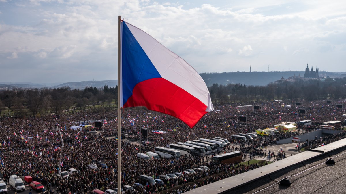 Lidé se sešli na Letenské pláni na shromáždění Milionu chvilek pro demokracii. (21.3.2026)