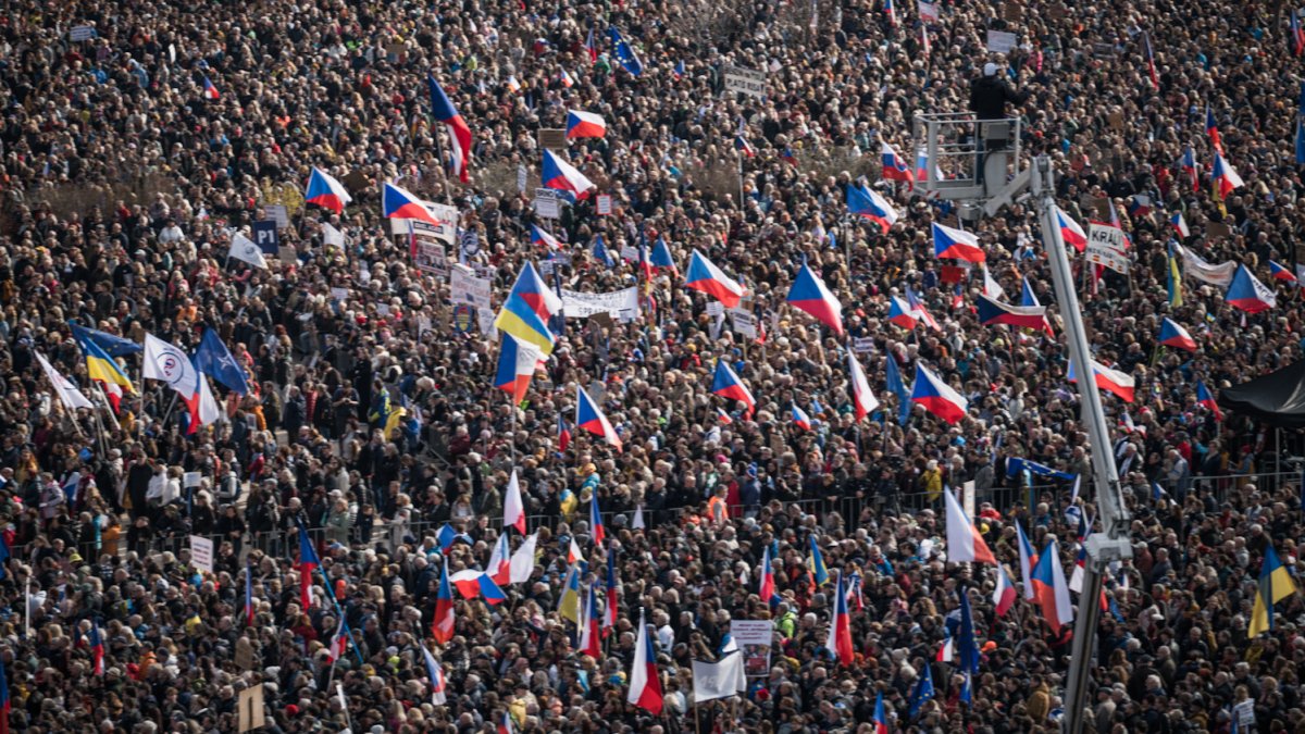 Lidé se sešli na Letenské pláni na shromáždění Milionu chvilek pro demokracii. (21.3.2026)