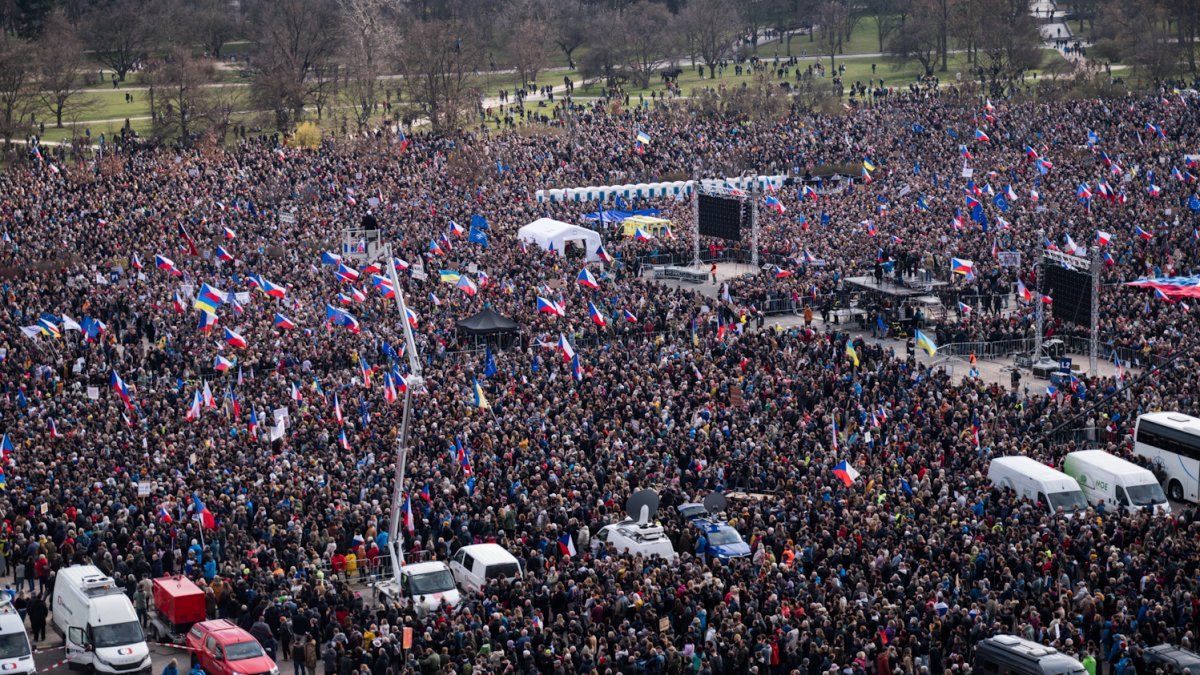 Lidé se sešli na Letenské pláni na shromáždění Milionu chvilek pro demokracii. (21.3.2026)