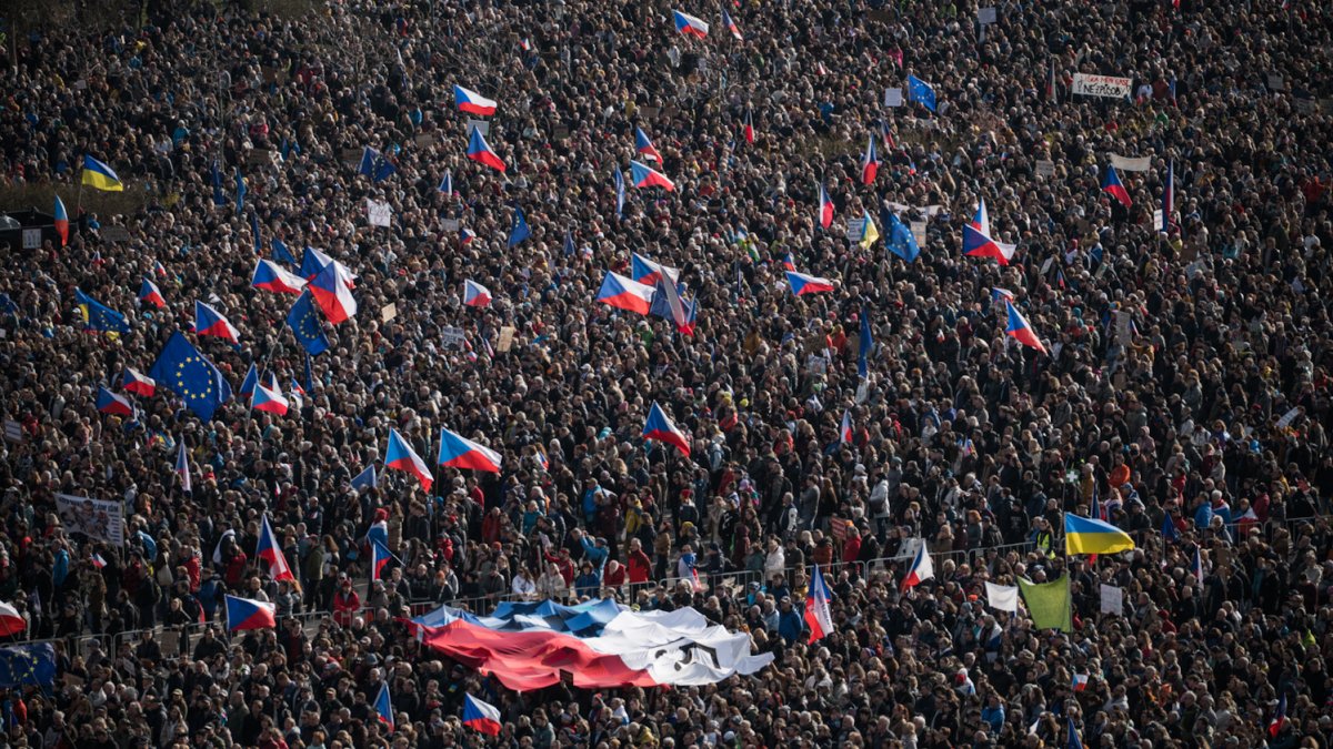 Lidé se sešli na Letenské pláni na shromáždění Milionu chvilek pro demokracii. (21.3.2026)