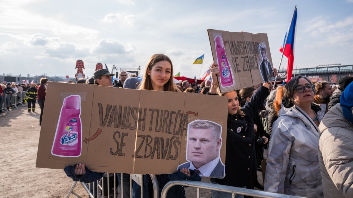 Lidé se sešli na Letenské pláni na shromáždění Milionu chvilek pro demokracii. (21.3.2026)