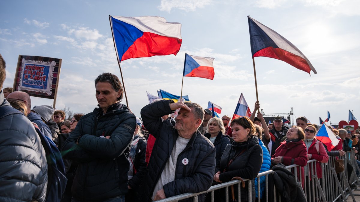 Lidé se sešli na Letenské pláni na shromáždění Milionu chvilek pro demokracii. (21.3.2026)