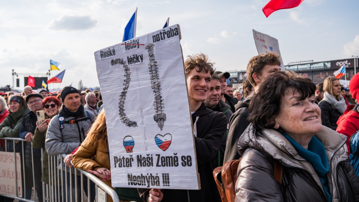 Lidé se sešli na Letenské pláni na shromáždění Milionu chvilek pro demokracii. (21.3.2026)