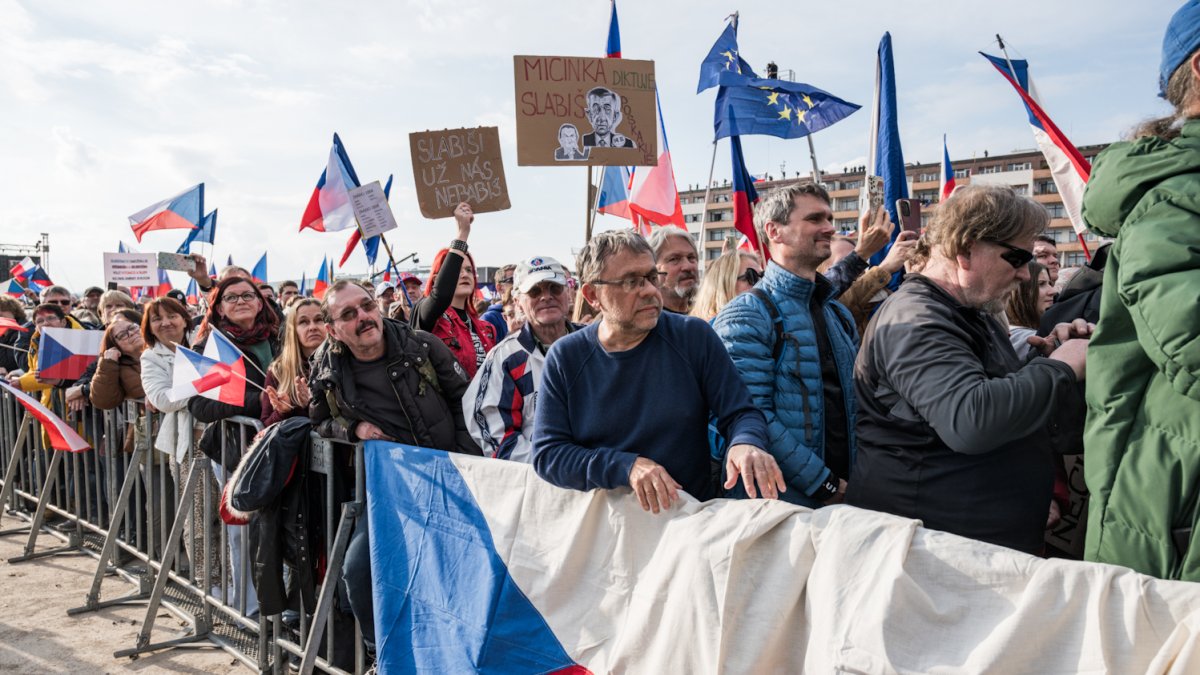 Lidé se sešli na Letenské pláni na shromáždění Milionu chvilek pro demokracii. (21.3.2026)