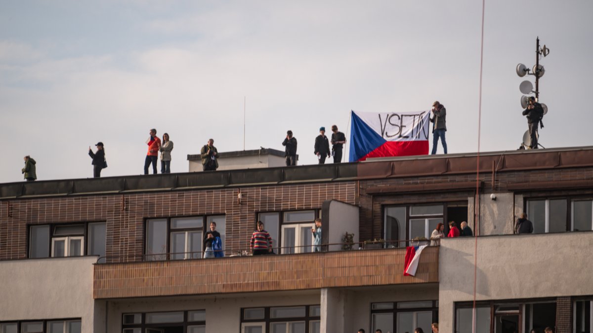 Lidé se sešli na Letenské pláni na shromáždění Milionu chvilek pro demokracii. (21.3.2026)