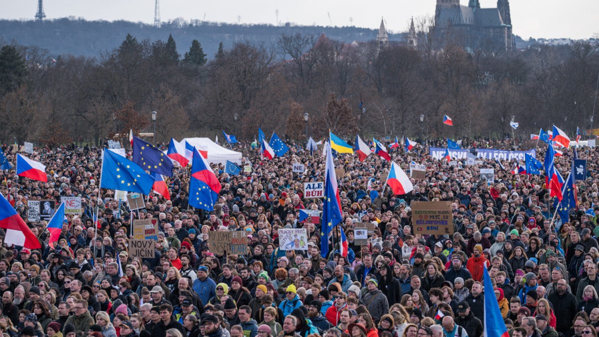 Lidé se sešli na Letenské pláni na shromáždění Milionu chvilek pro demokracii. (21.3.2026)