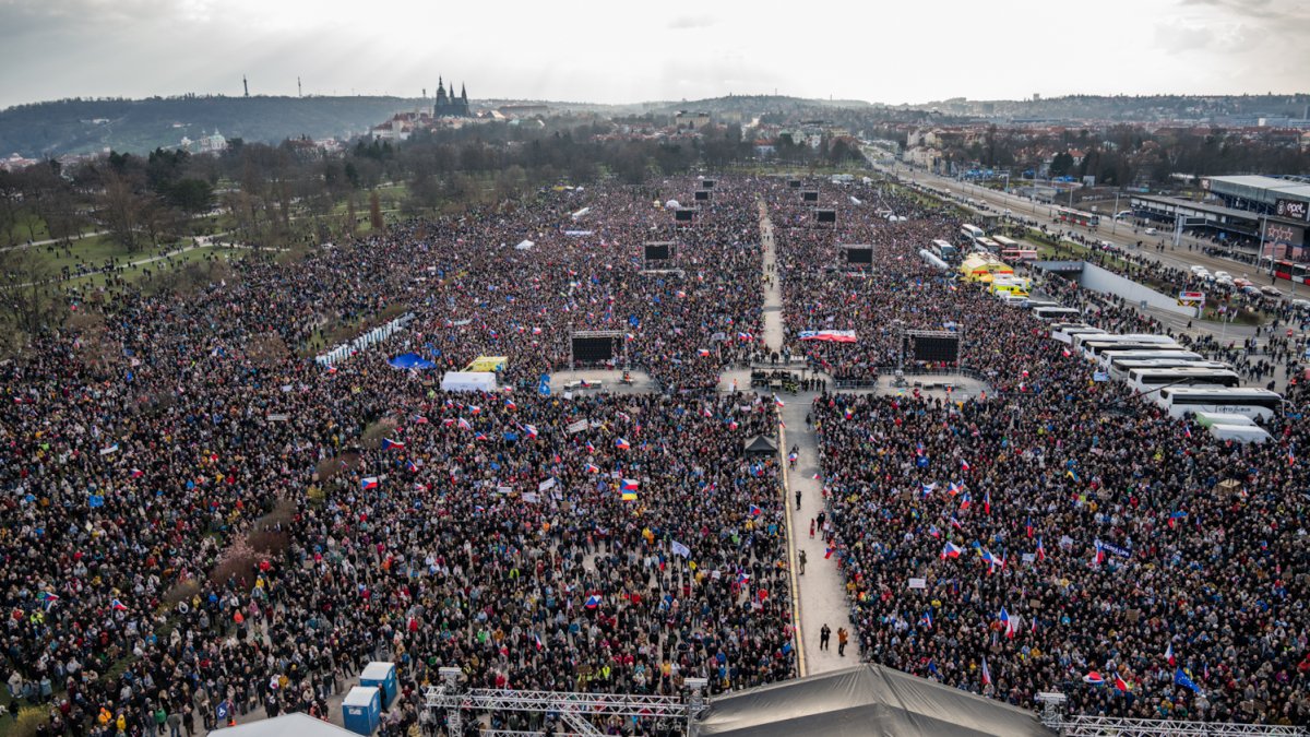 Lidé se sešli na Letenské pláni na shromáždění Milionu chvilek pro demokracii. (21.3.2026)
