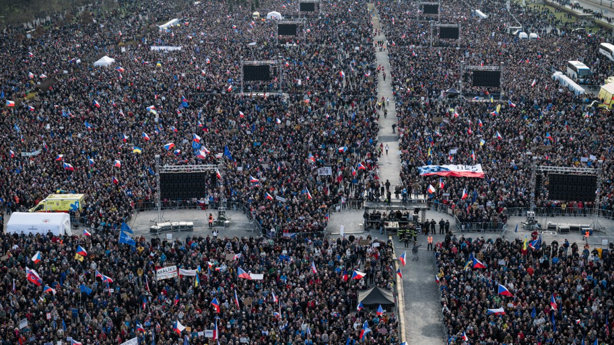 Lidé se sešli na Letenské pláni na shromáždění Milionu chvilek pro demokracii. (21.3.2026)