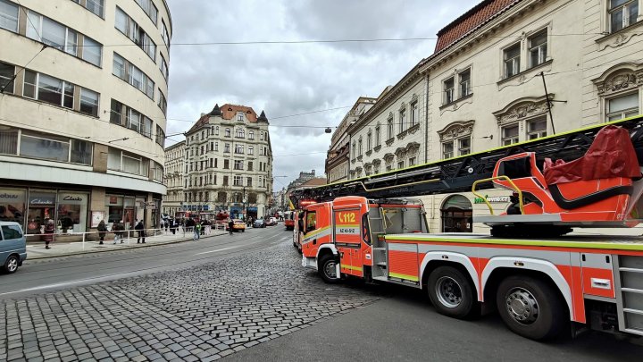 Hasiči zasahují u požáru opony v Divadle Komedie. (26.3.2026)