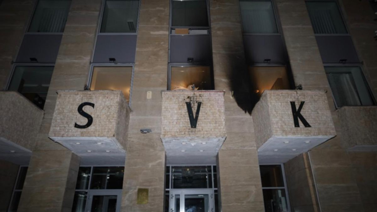 Policie vyšetřuje útok na Ruský dům v Praze. 