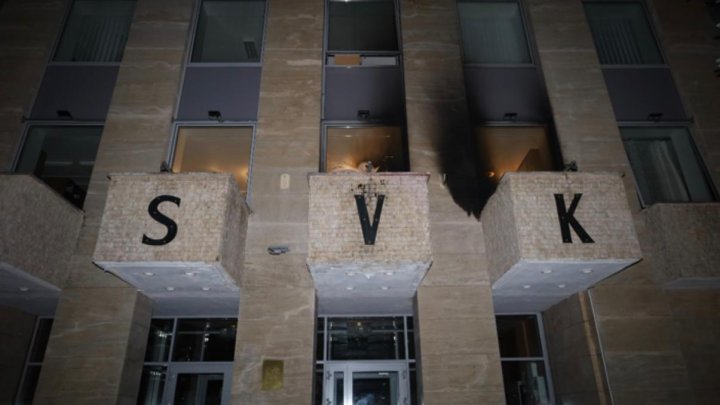 Policie vyšetřuje útok na Ruský dům v Praze. 