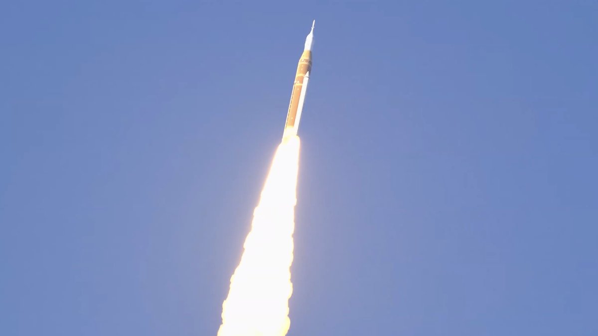 Mise Artemis II úspěšně odstartovala. 