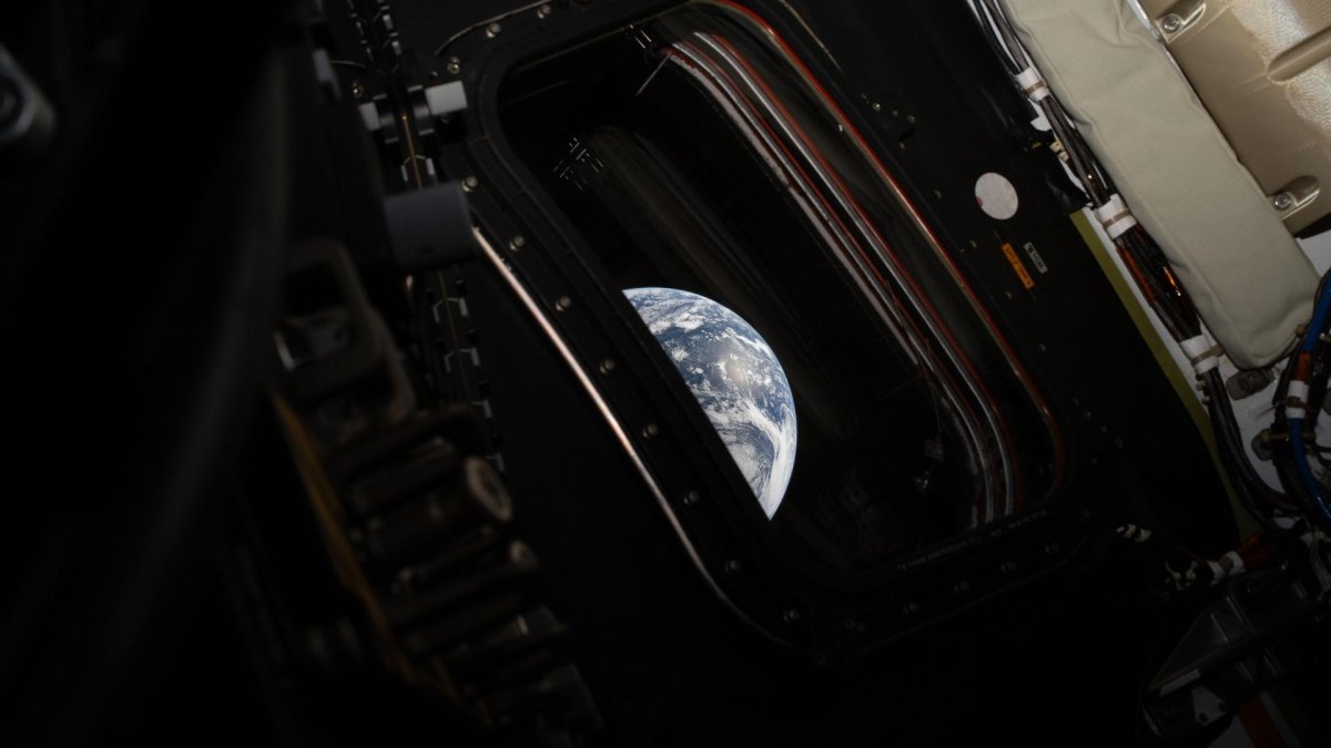 Posádka lodi Artemis II poslala na Zemi první snímky z vesmíru