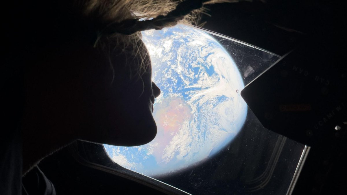 Posádka lodi Artemis II poslala na Zemi první snímky z vesmíru