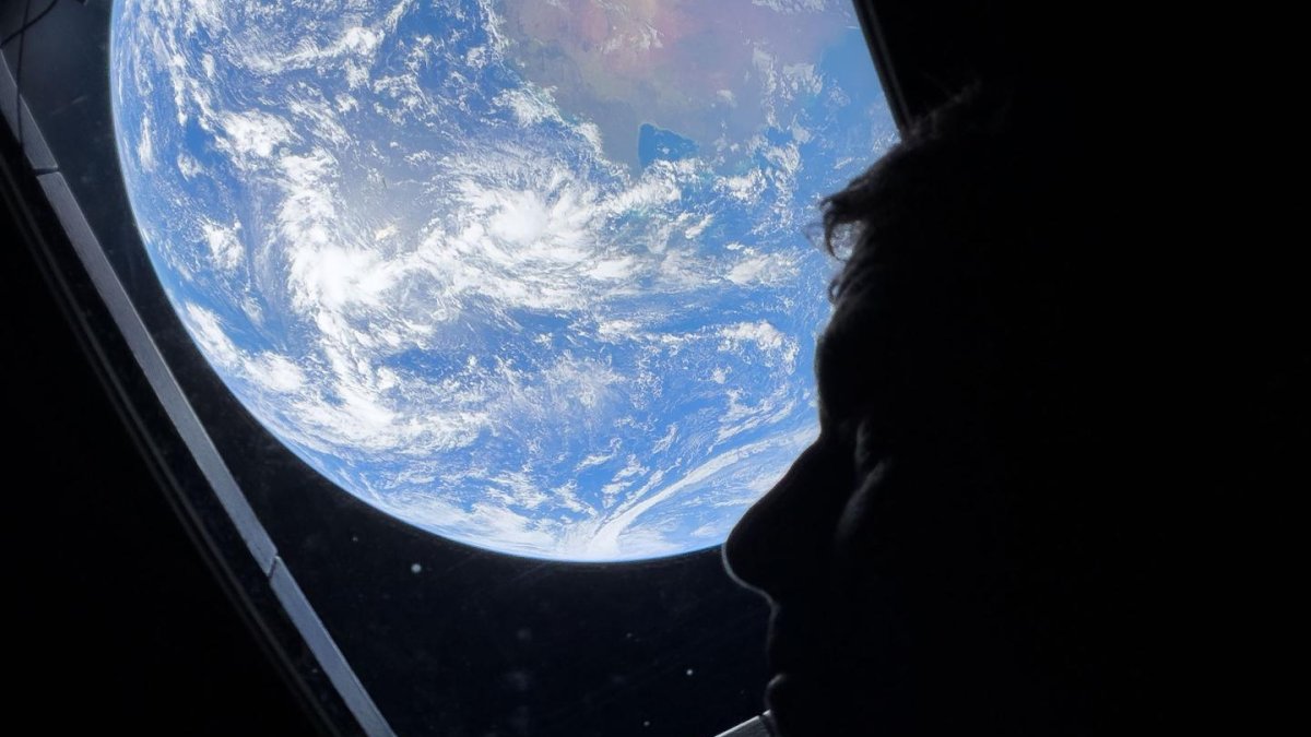 Posádka lodi Artemis II poslala na Zemi první snímky z vesmíru