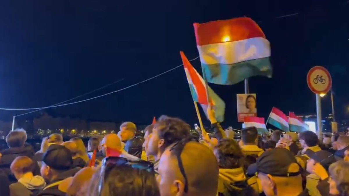 Maďaři zaplavili ulice Budapešti