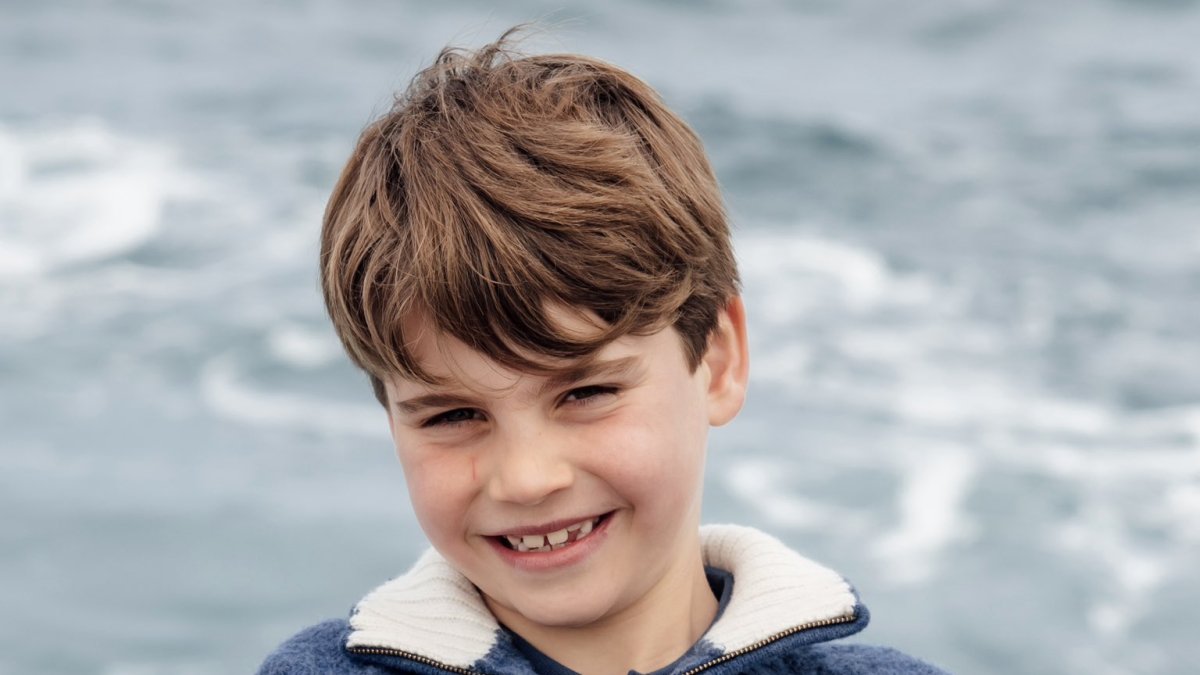 Princ Louis se ukázal lidem na nové fotce. 