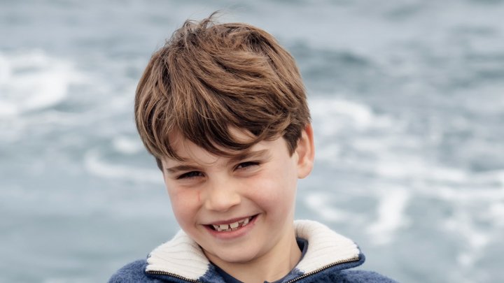 Princ Louis se ukázal lidem na nové fotce. 