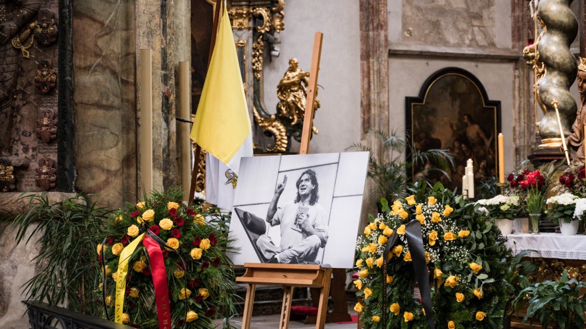Češi se rozloučili s hercem Janem Potměšilem
