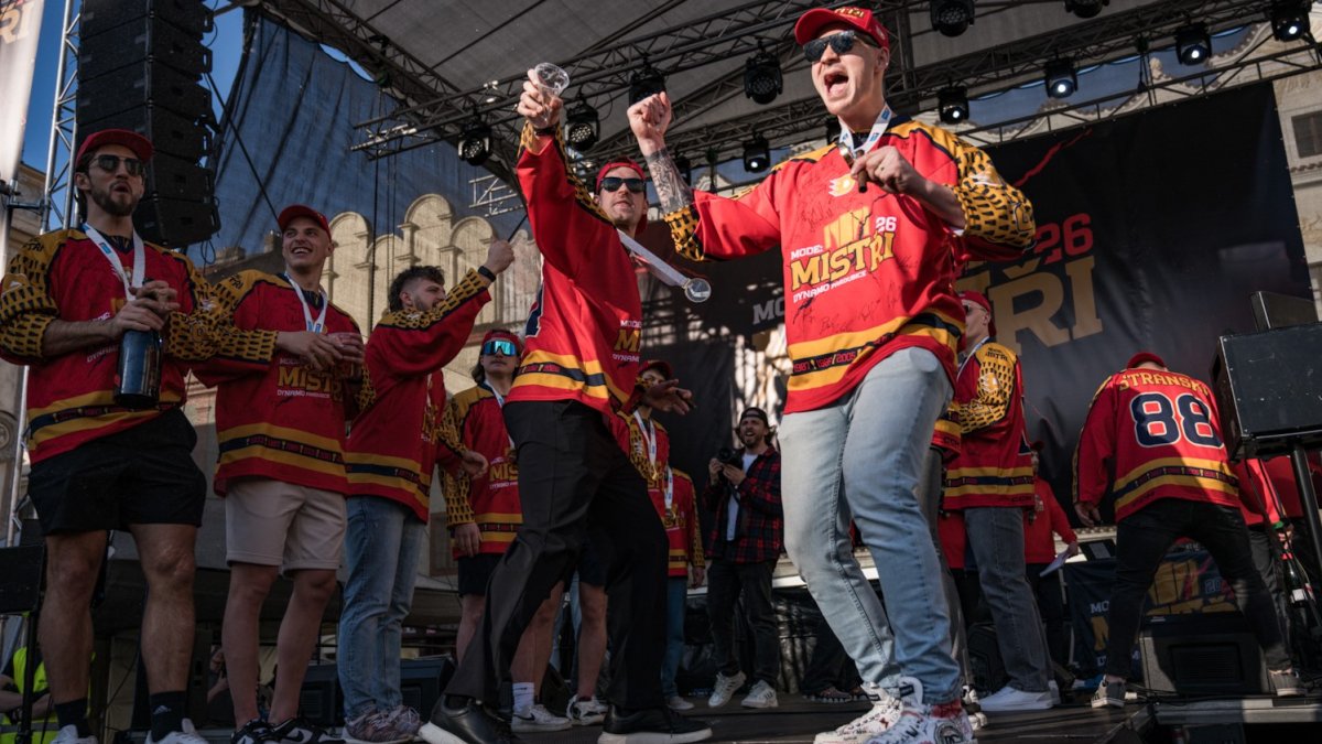 HC Dynamo Pardubice slaví na Pernštýnském náměstí s fanoušky zisk titulu