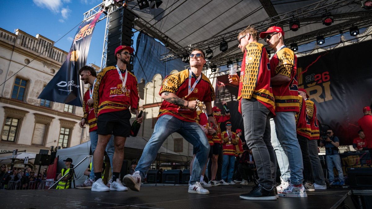 HC Dynamo Pardubice slaví na Pernštýnském náměstí s fanoušky zisk titulu