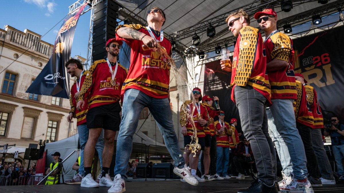 HC Dynamo Pardubice slaví na Pernštýnském náměstí s fanoušky zisk titulu