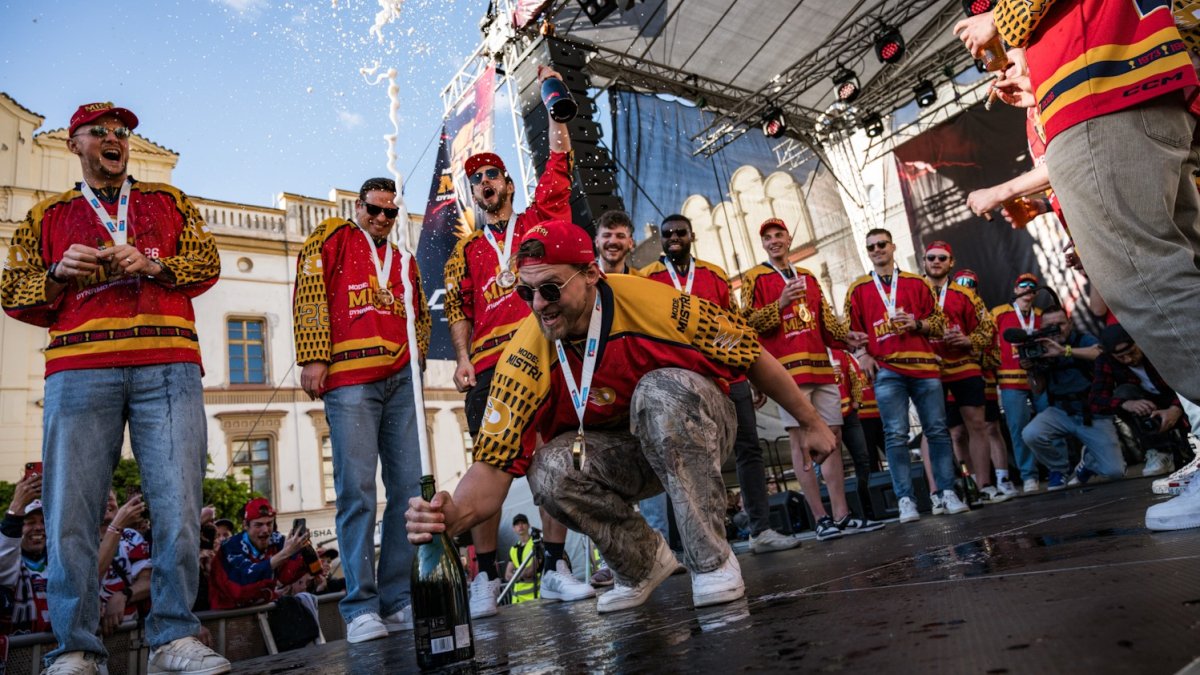 HC Dynamo Pardubice slaví na Pernštýnském náměstí s fanoušky zisk titulu