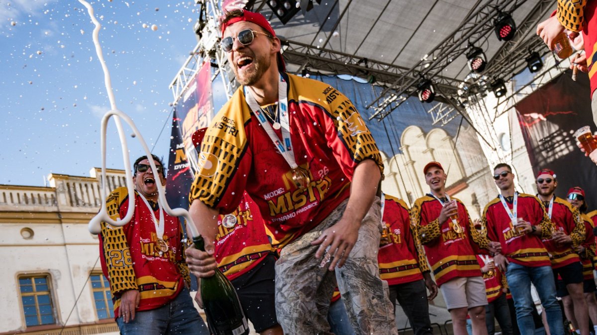 HC Dynamo Pardubice slaví na Pernštýnském náměstí s fanoušky zisk titulu