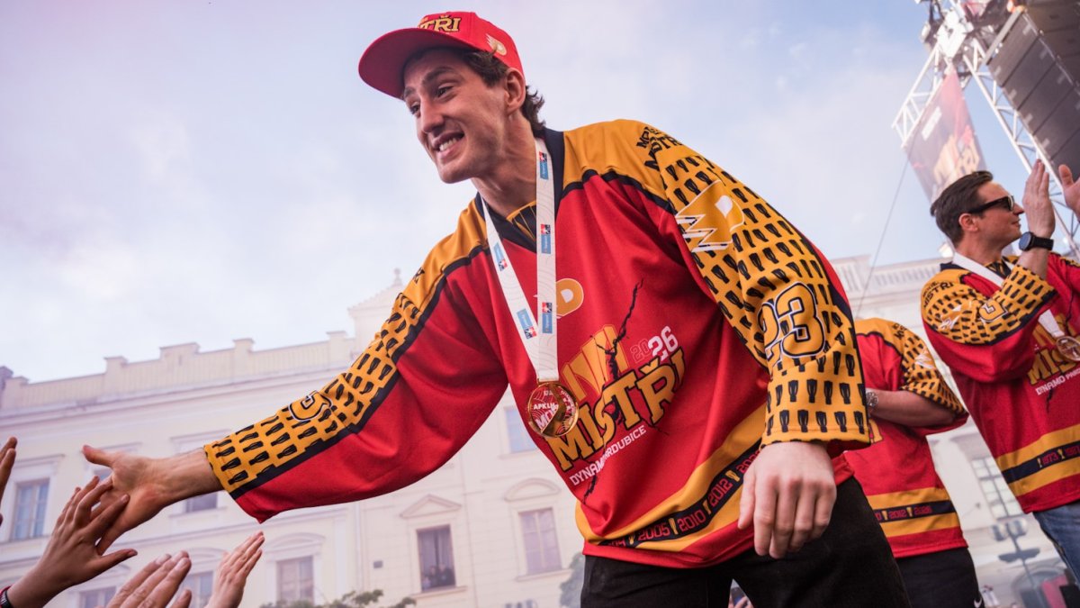 HC Dynamo Pardubice slaví na Pernštýnském náměstí s fanoušky zisk titulu
