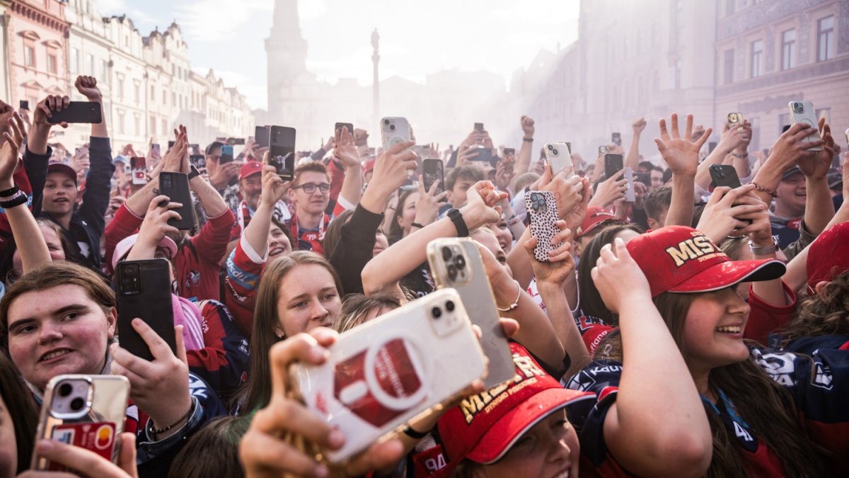 HC Dynamo Pardubice slaví na Pernštýnském náměstí s fanoušky zisk titulu