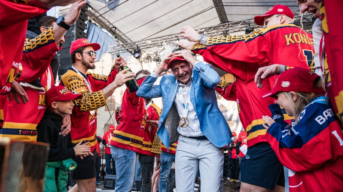 HC Dynamo Pardubice slaví na Pernštýnském náměstí s fanoušky zisk titulu