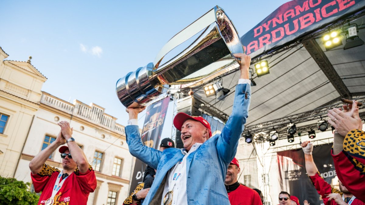 HC Dynamo Pardubice slaví na Pernštýnském náměstí s fanoušky zisk titulu