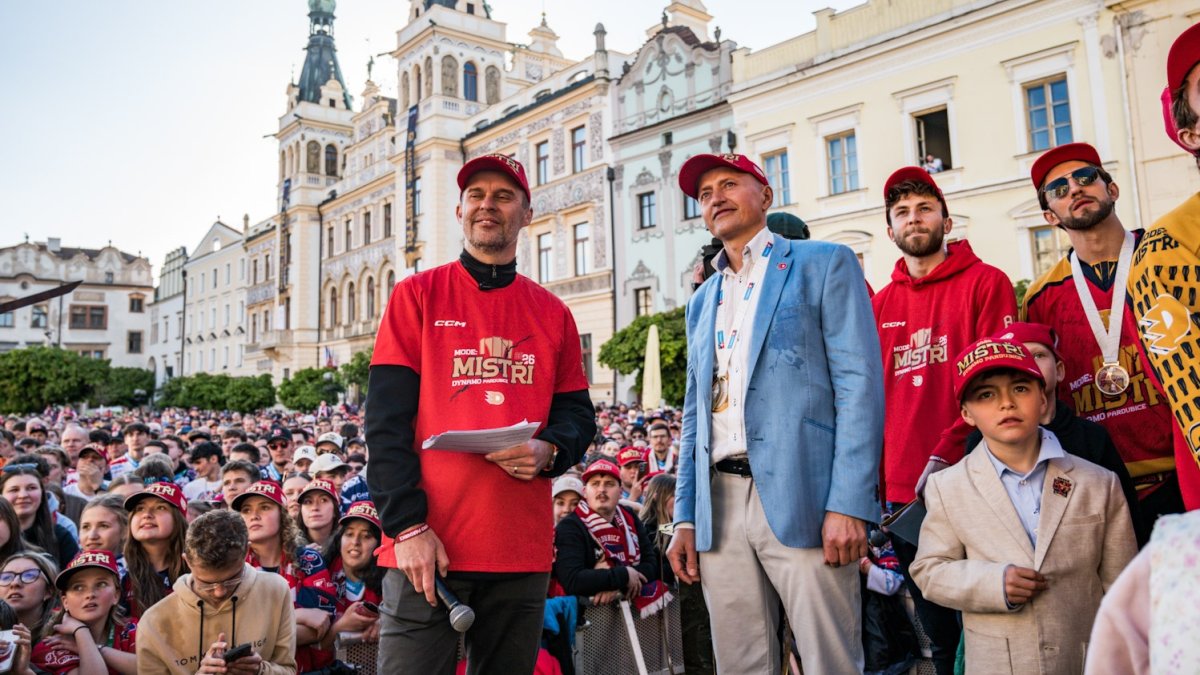 HC Dynamo Pardubice slaví na Pernštýnském náměstí s fanoušky zisk titulu