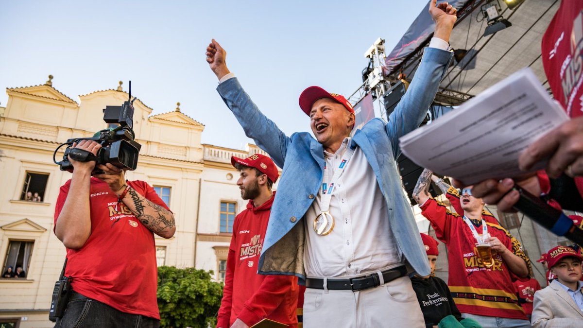 HC Dynamo Pardubice slaví na Pernštýnském náměstí s fanoušky zisk titulu