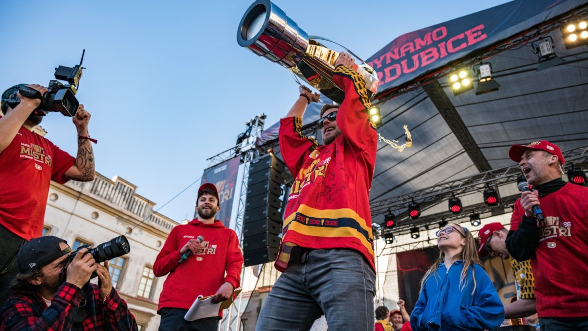 HC Dynamo Pardubice slaví na Pernštýnském náměstí s fanoušky zisk titulu