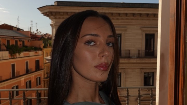 Charlotte Gottová na nových fotkách. 