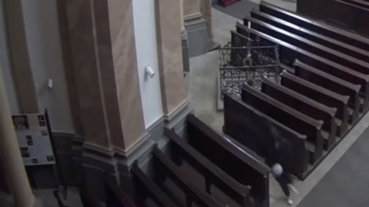 Pachatel na videu utíká s lebkou z baziliky. 