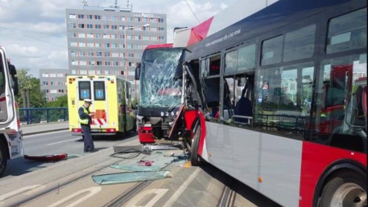 V Praze se srazil autobus s tramvají
