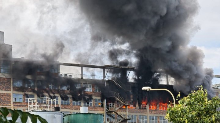 Hasiči zasahují u požáru v bývalém areálu Svitu ve Zlíně. 